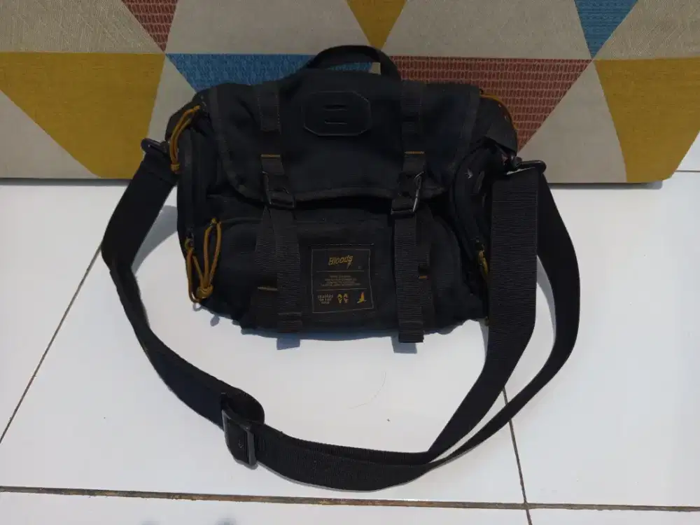 Tas Selempang Bloods