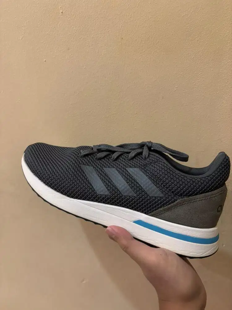 Sepatu Adidas size 42 Abu-abu
