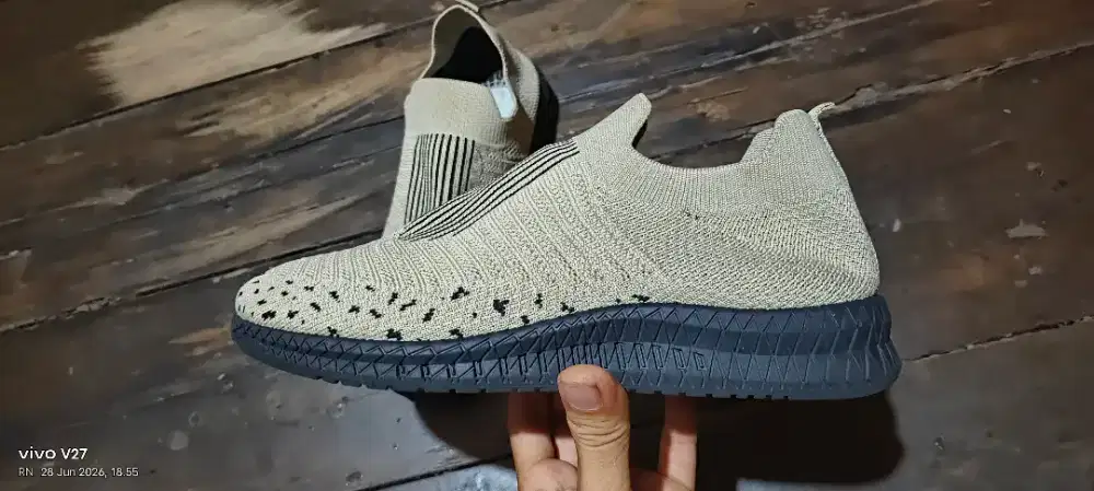 Sepatu kain model slip on ukuran 42 (bekas)