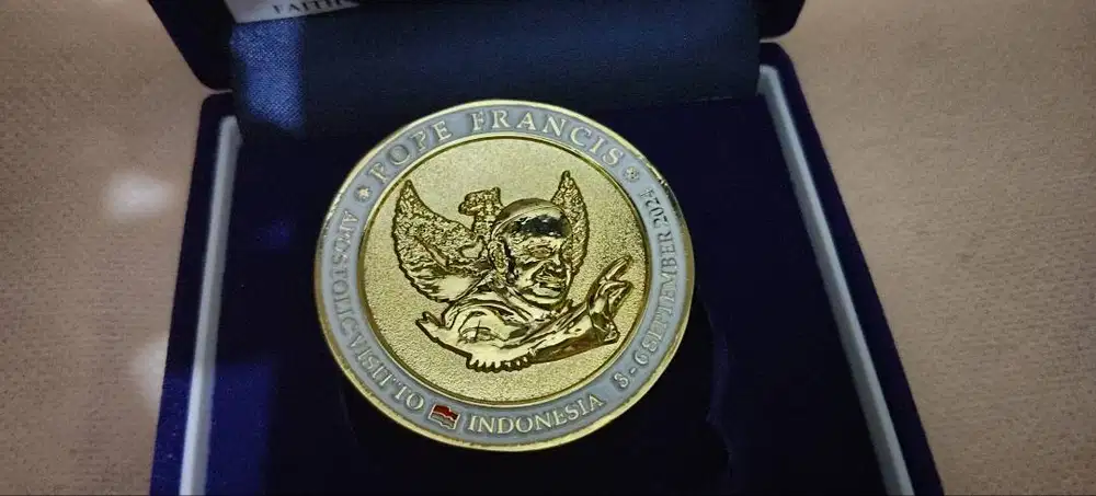 POPE FRANCIS COMMEMORATIVE COIN