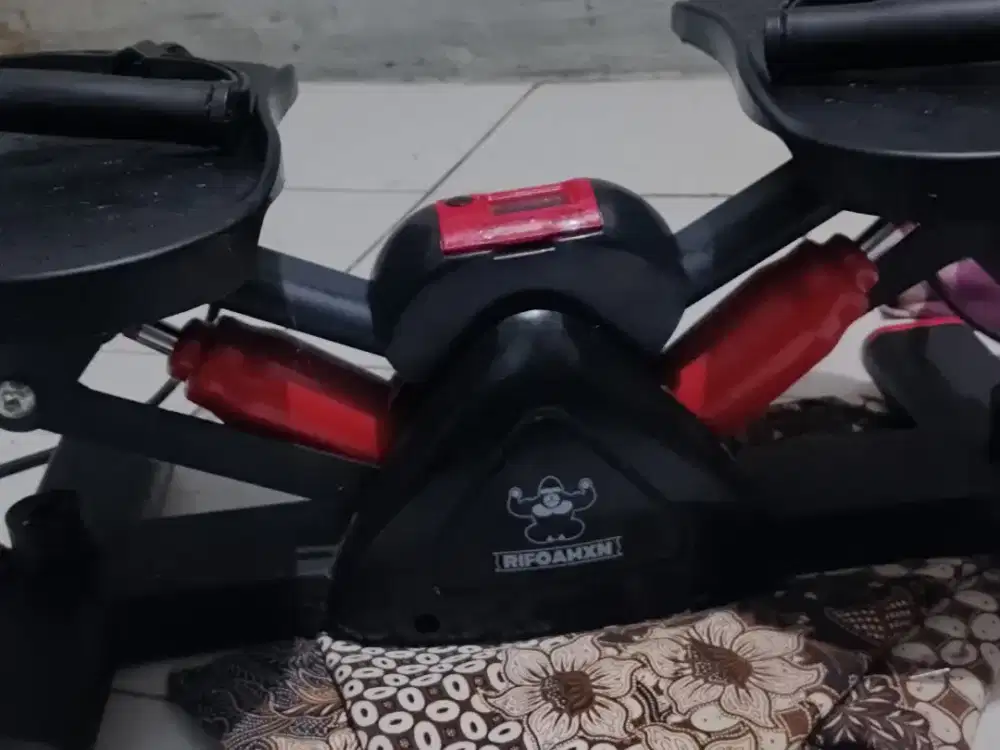 Alat olahraga rumahan V-Stepper