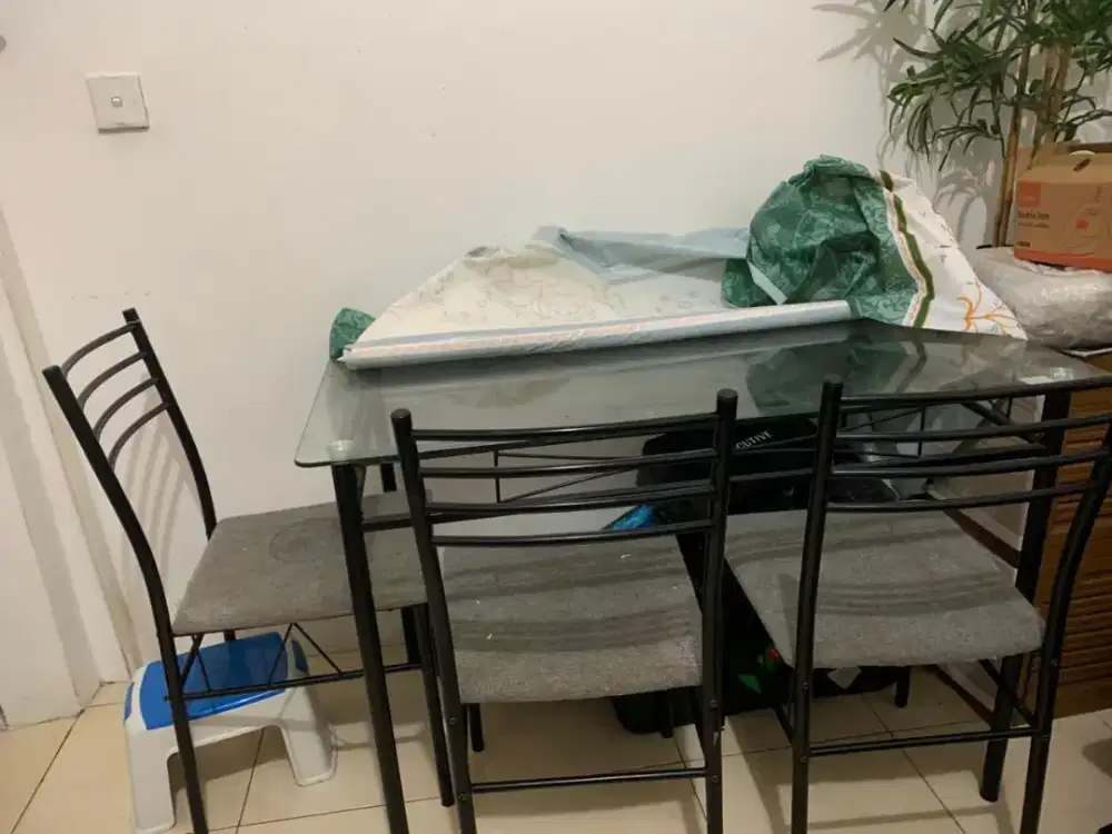 Meja makan kaca