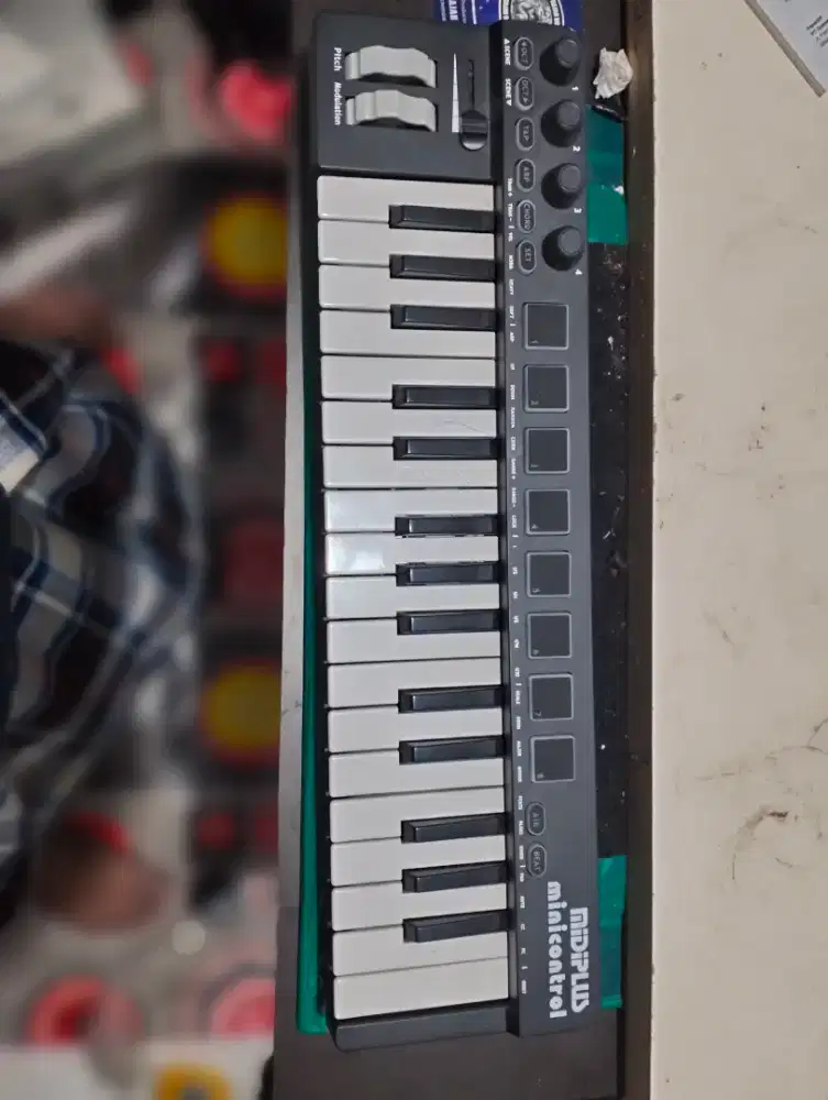 Keyboard musik (mini kontroler)