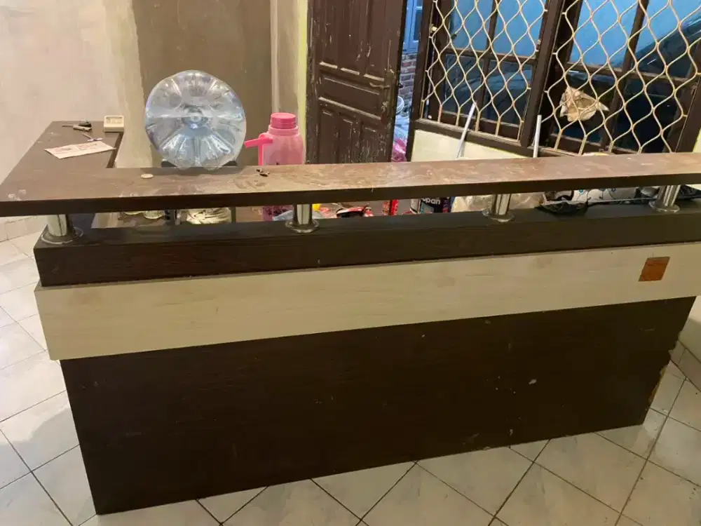 Meja resepsionis kantor