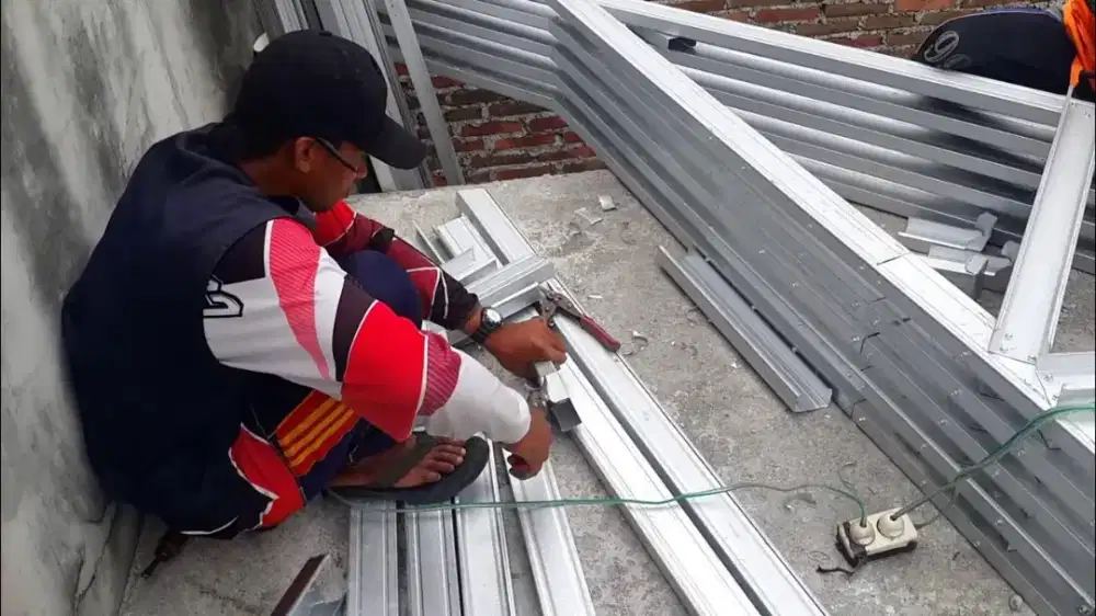 Tukang pasang baja ringan pasang plafon PVC pasang partisi ruangan dll