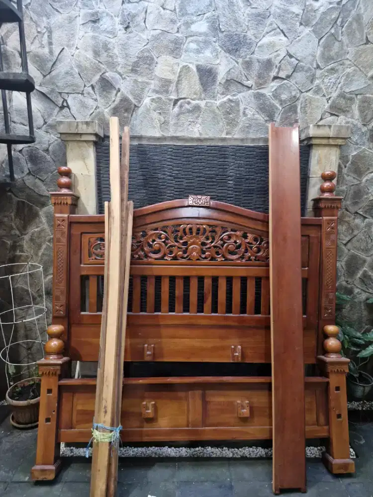 Dijual tempat tidur kayu