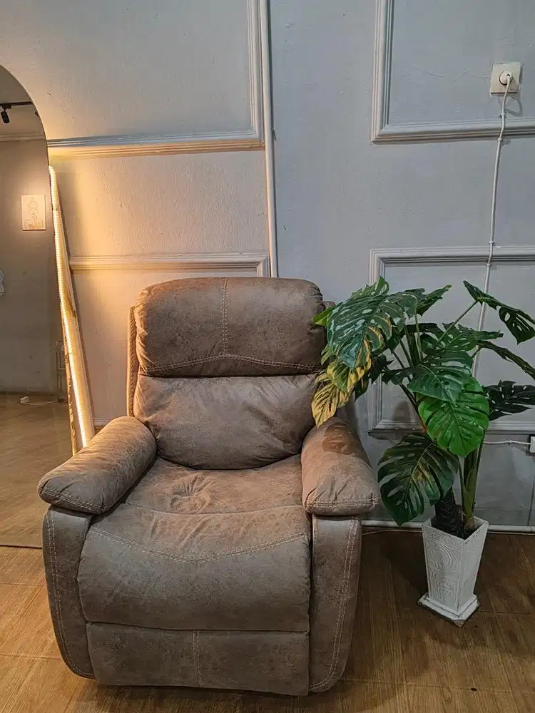 Dijual SOFA RECLYNER INFORMA Bekas