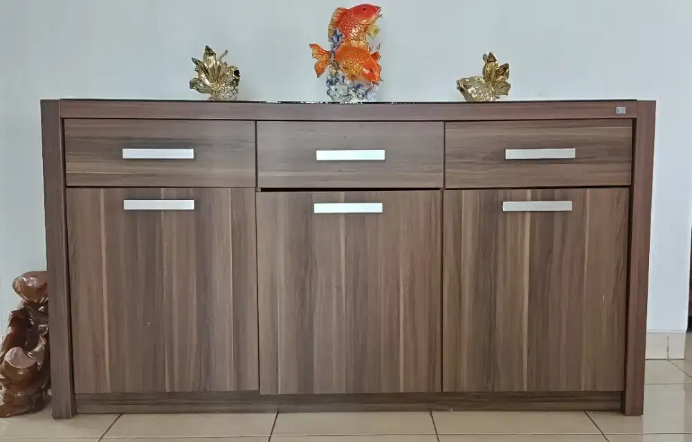 Kabinet Serba guna 3 pintu 3 laci + alas kaca