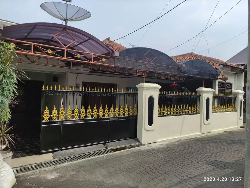 Di jual rumah pinggir jln akses angkot di Condet batu ampar