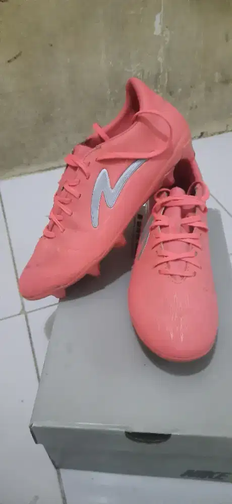 Sepatu bola specs