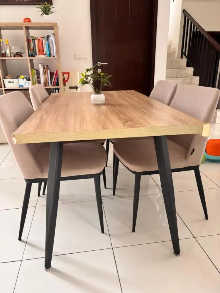 Set Meja Makan Informa