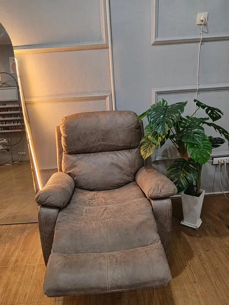 Dijual SOFA RECLYNER INFORMA Bekas