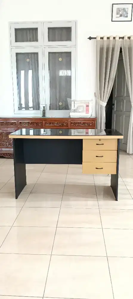 Meja Kantor dengan 3 Laci + alas kaca