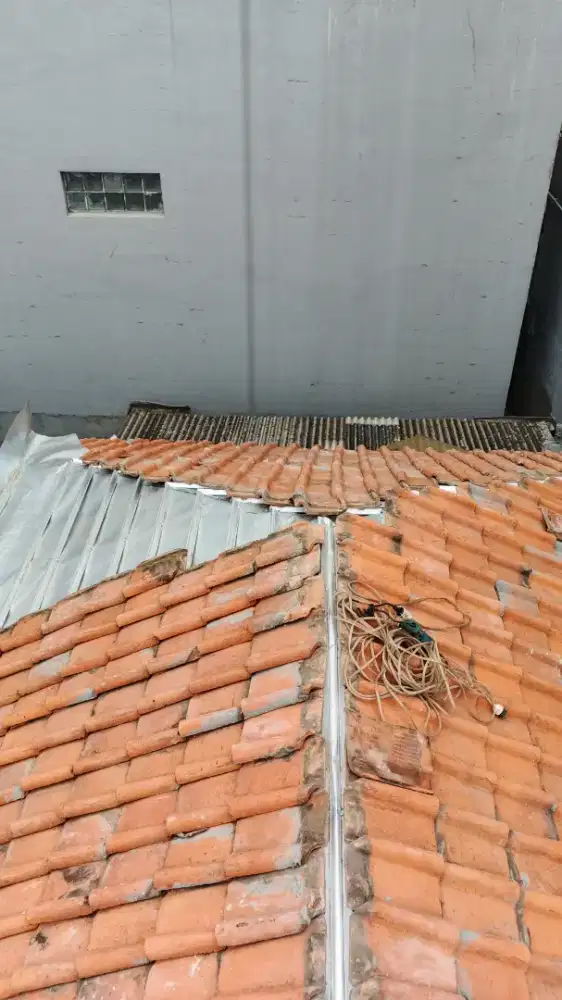 Pemasangan atap bajaringan dan renopasi rumah