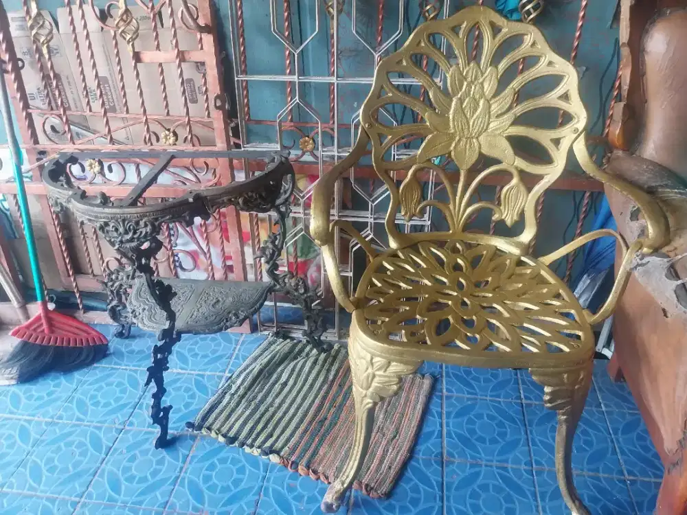 Kursi dan meja teras besi