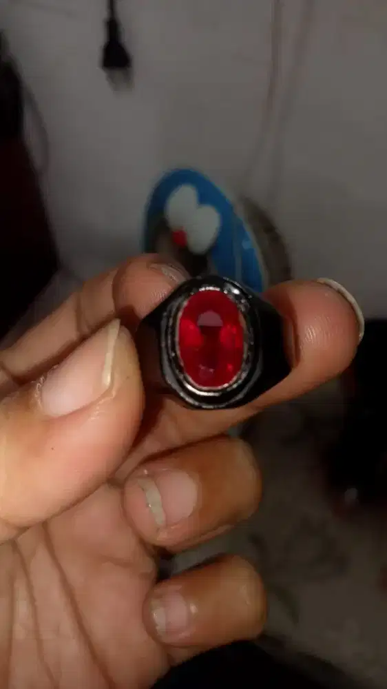 Cincin batu ruby merah
