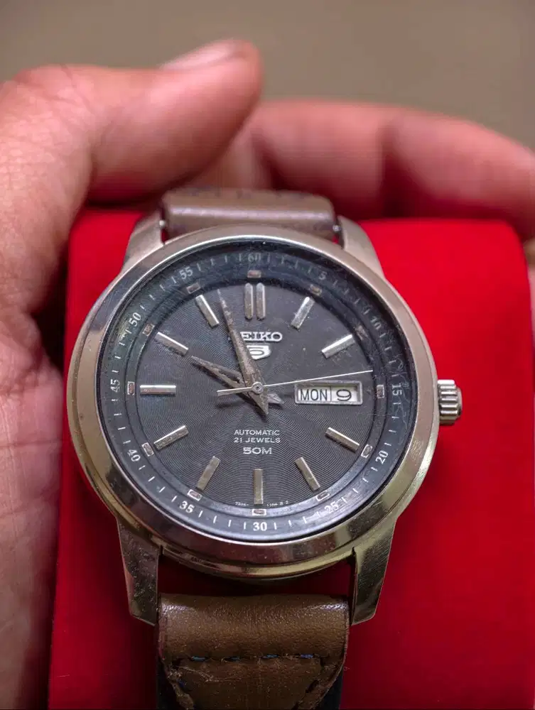 Jam tangan Seiko 5 SNKM87K1 keadaan seperti di foto mesin semua normal