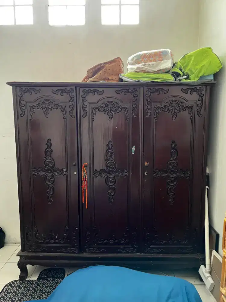 Lemari kayu jati ukiran tiga pintu coklat gelap