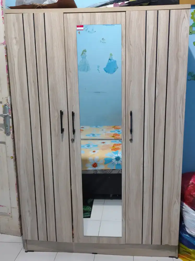 Lemari 3 pintu bekas