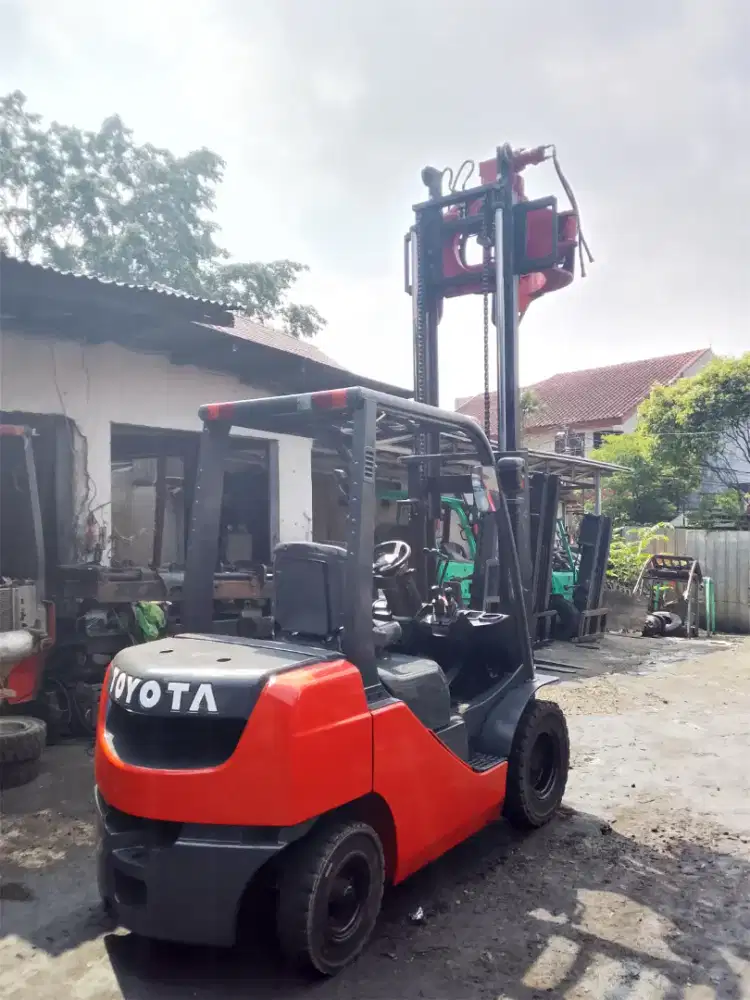 Forklift Toyota 8fd 25 roll clamp