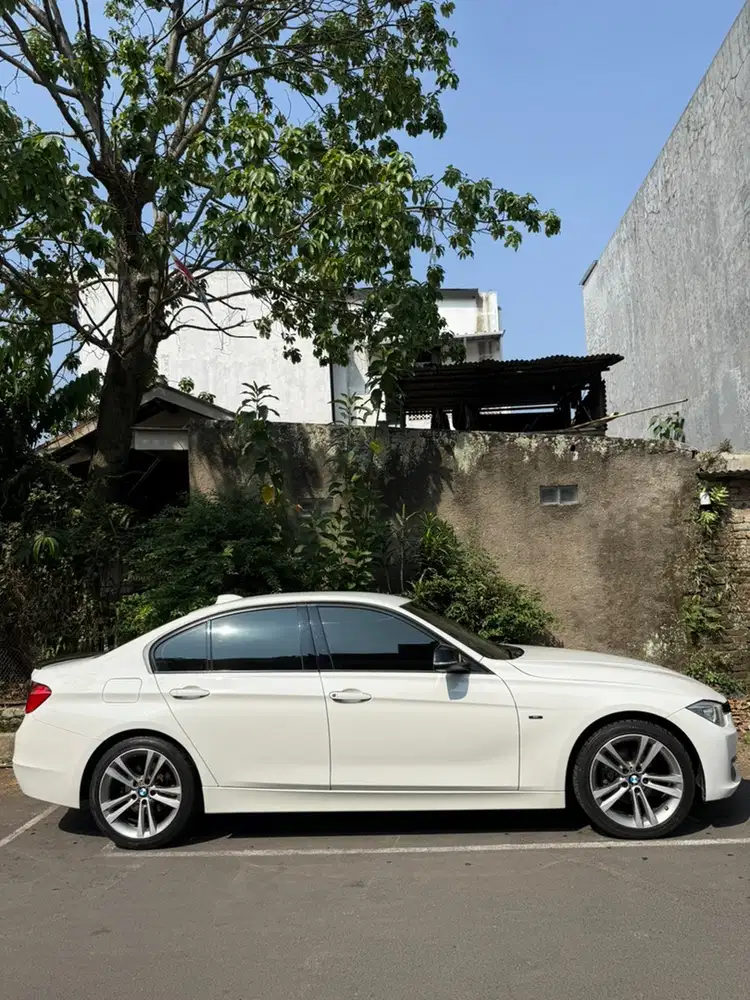 BMW 320i 2014 Bensin