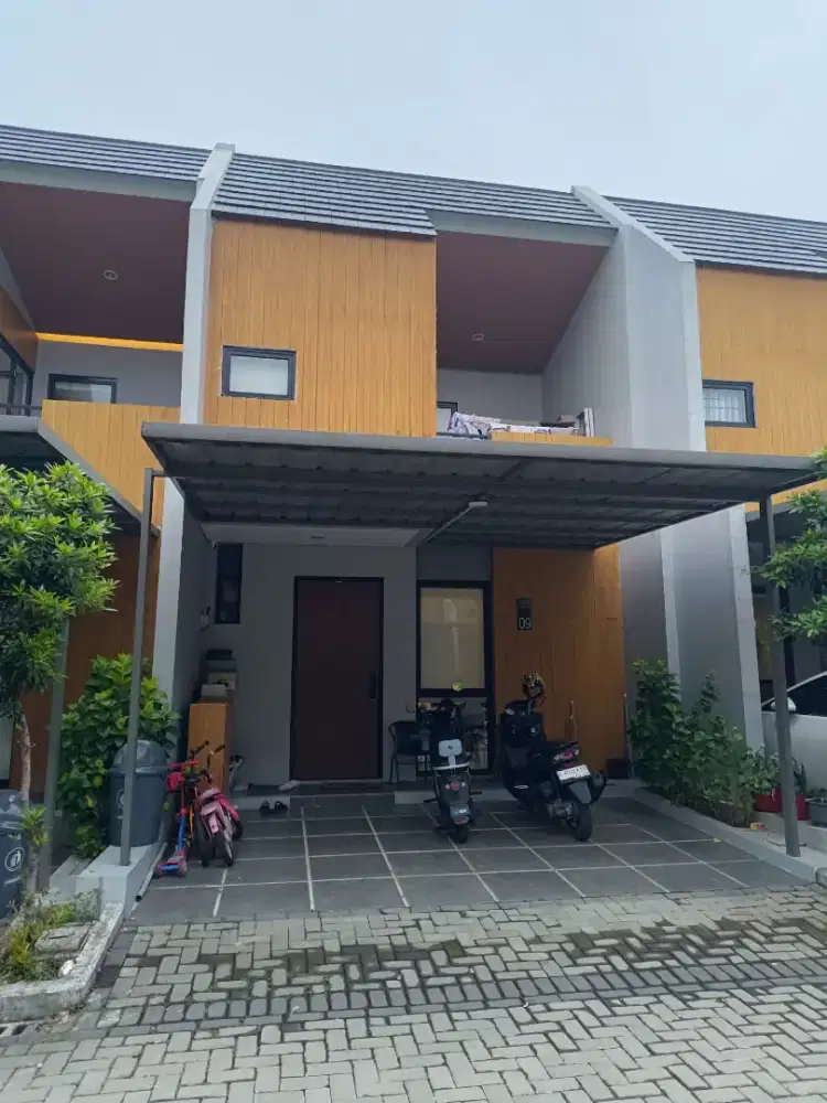 Dijual cepat! Rumah 2 Lantai Full Furnish Grand Wisata Siap Huni