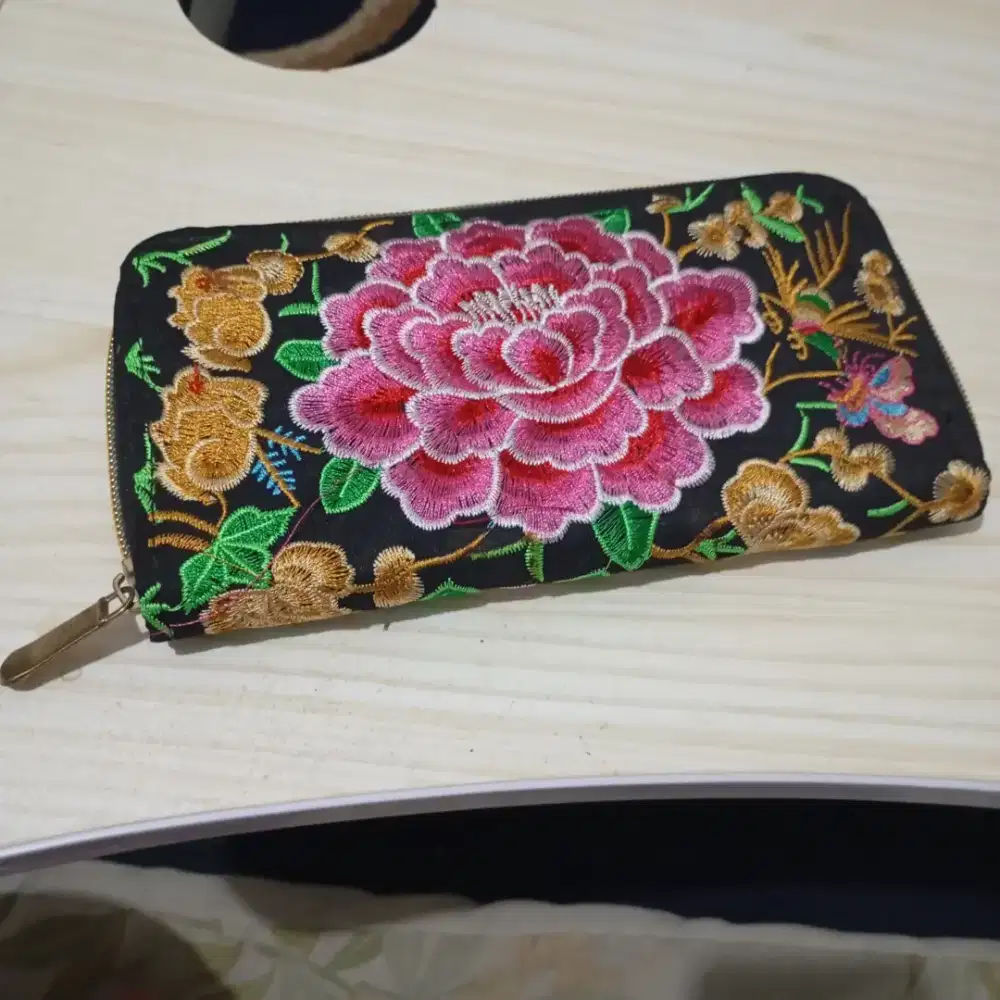 Dompet bordir baru sekali pakai