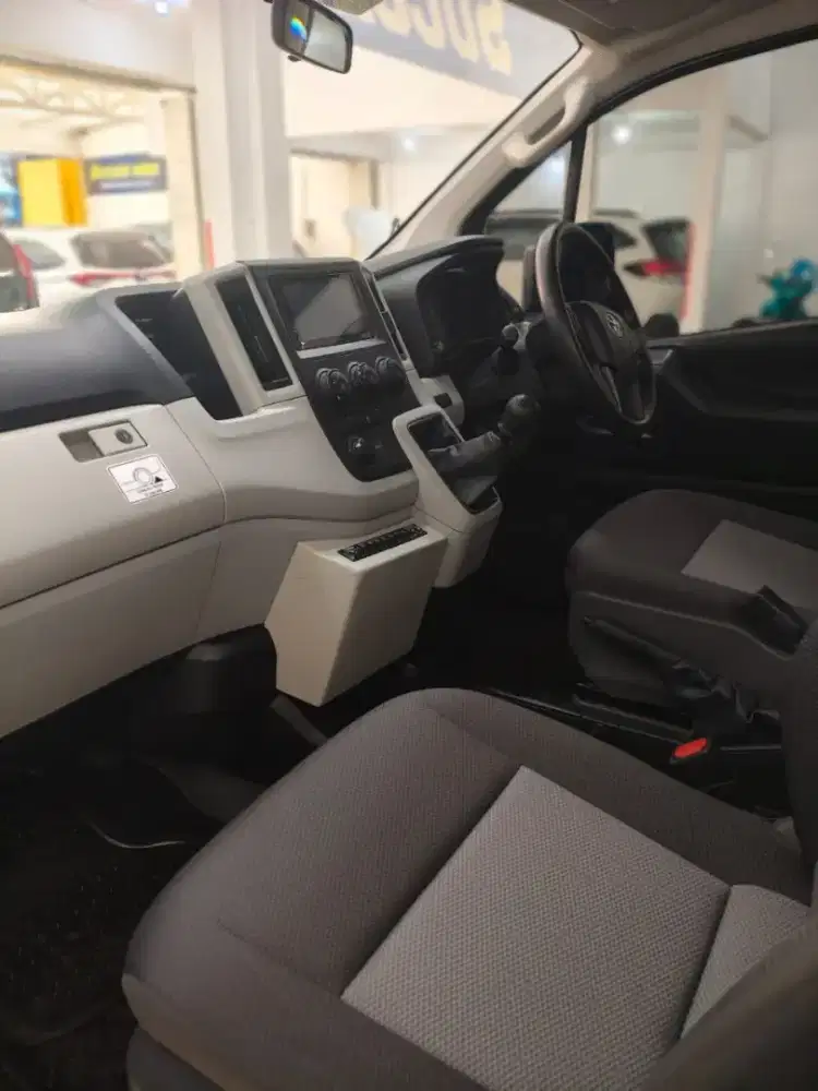 Toyota Hiace Premio 2.8cc Manual 2021 Putih Siap Pakai