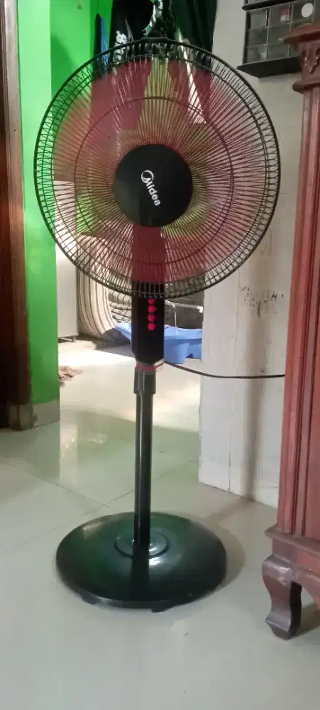 Kipas angin berdiri merek Midea