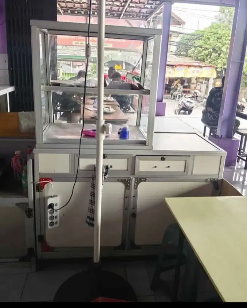 Meja dan etalase