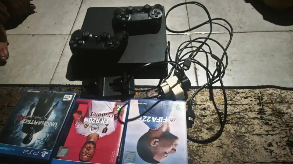 Di jual PS 4 lengkap dengan kaset dan stick
