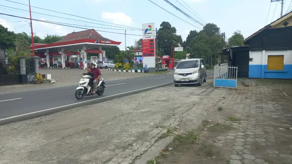 Bangunan Komersil Depan POM Bensin