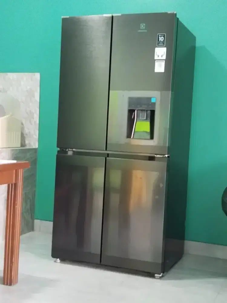 Di jual kulkas side by side 4 pintu merk Electrolux
