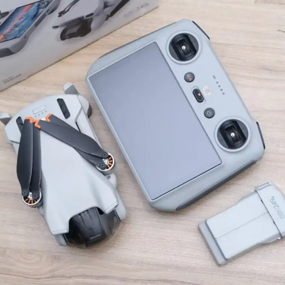 DJI Mini 3 (remote RC layar)