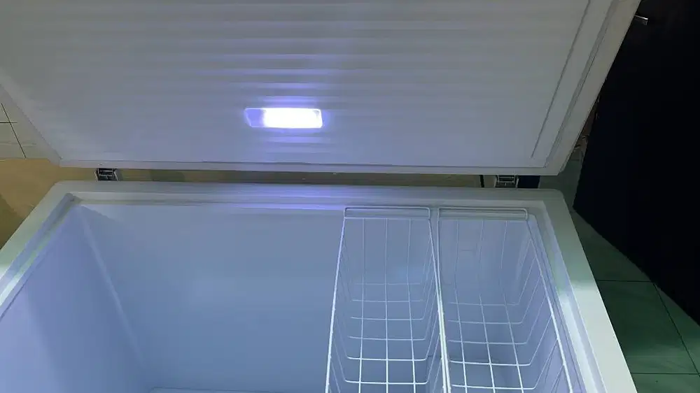 Chest Freezer AQUA Tipe AQF-320 EC Kapasitas 306 Liter 150 Watt