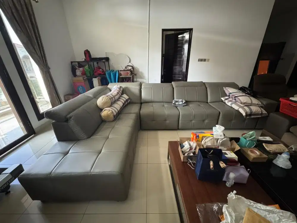 Sofa Cellini 5 seater L warna abu dengan recliner listrik dan legrest