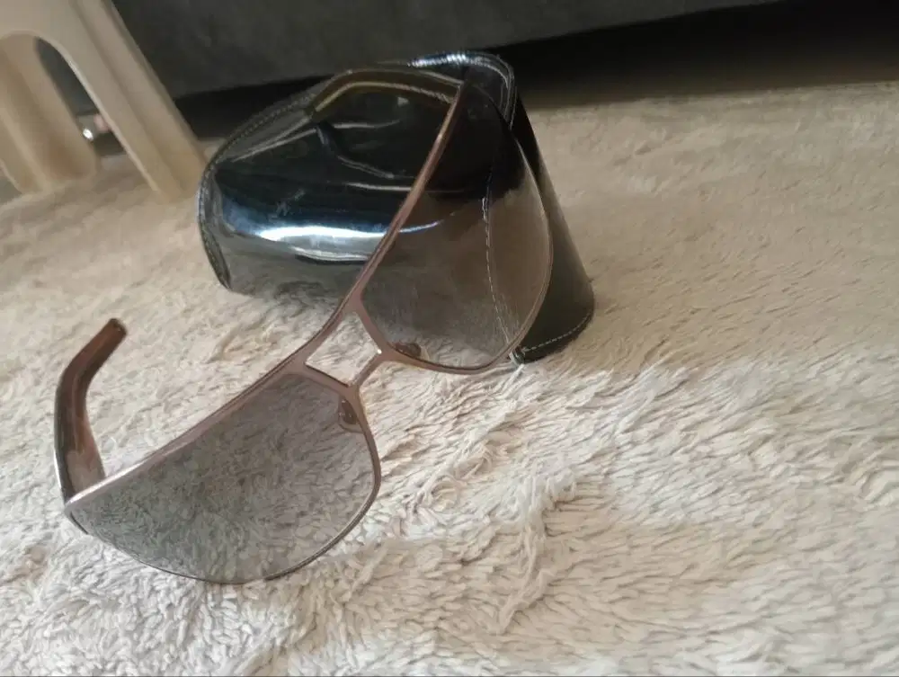 Dijual kacamata hitam Calvin Klein original dijamin asli like new 99.9