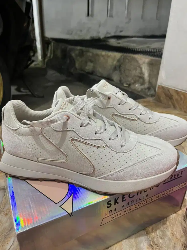 Skechers wanita