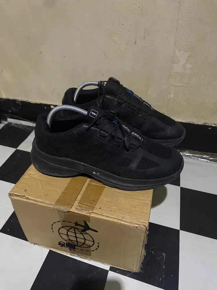 Sepatu thunderbear hitoshi fullblack size 41 (26.5 cm)