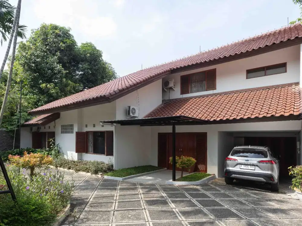 Dijual Cepat Rumah dengan kolam renang di Kebayoran Baru