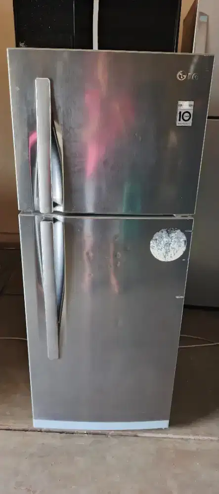 Lemari es dua pintu