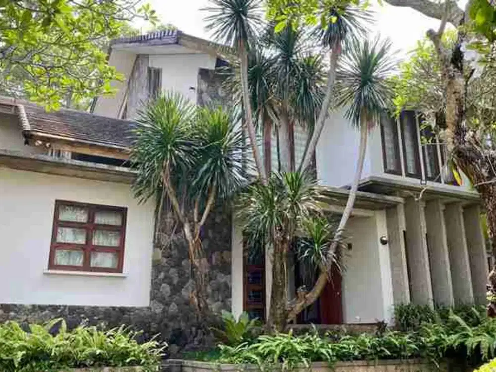 Dijual rumah dengan nuansa Vila nyaman dan asri di Cirendeu