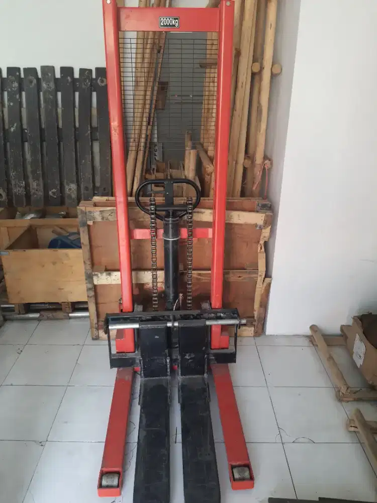 Hand stacker kapasitas 2000 kg