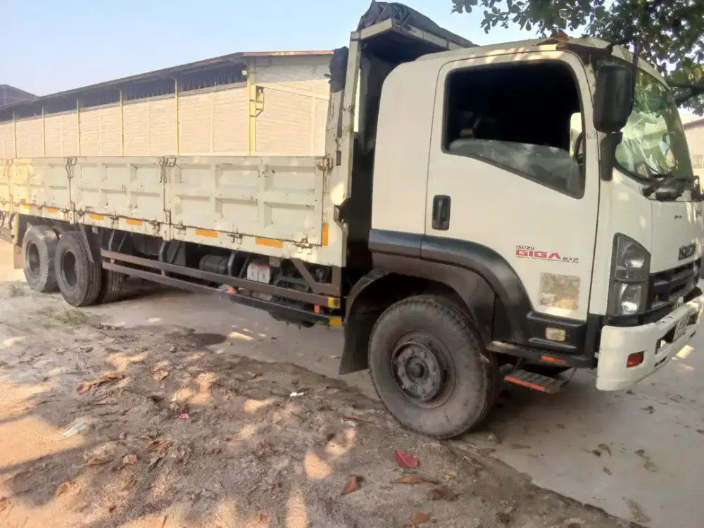 Isuzu gigs fvz 245 tronton 6x2 bak besi cargo 9.6m tahun 2013