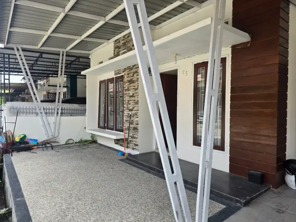 Disewakan Rumah Dekat Simpang Tiga Bandara–70/130,Garasi – 26 Jt/Tahun