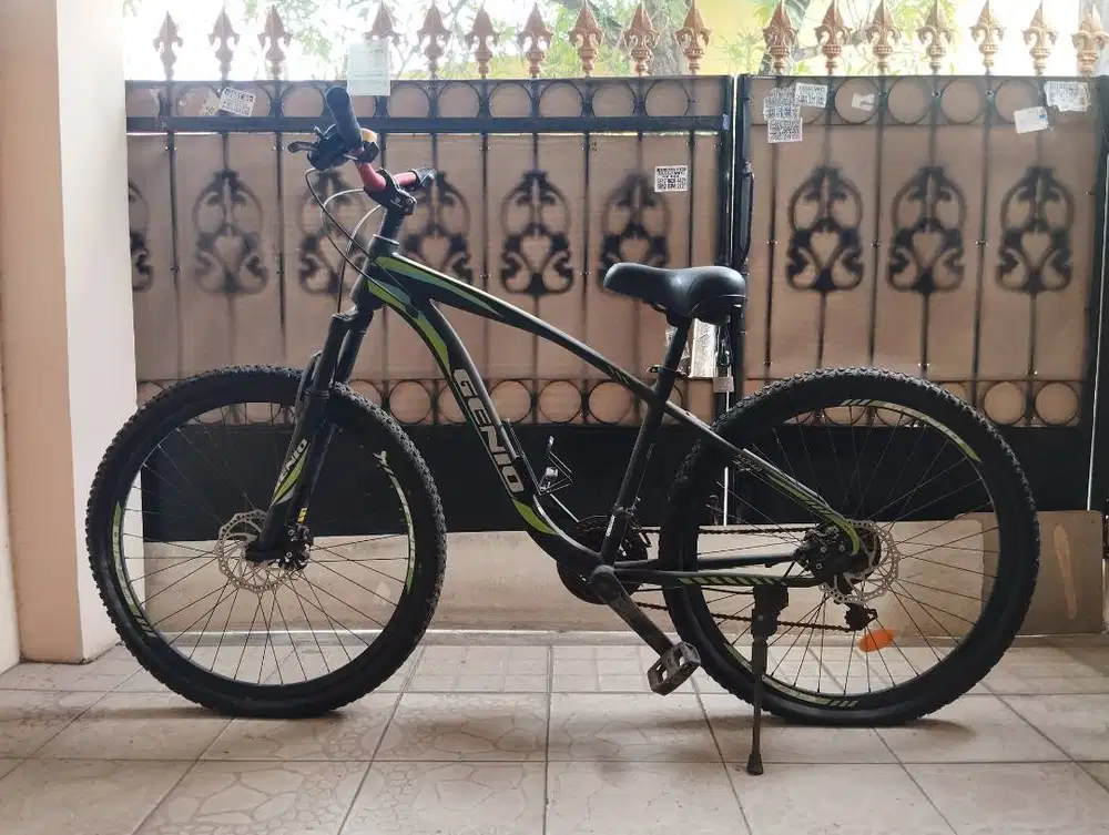 SEPEDA GUNUNG GENIO M-348 (NEGO), GRATIS HELM SEPEDA DAN KUNCI SEPEDA.
