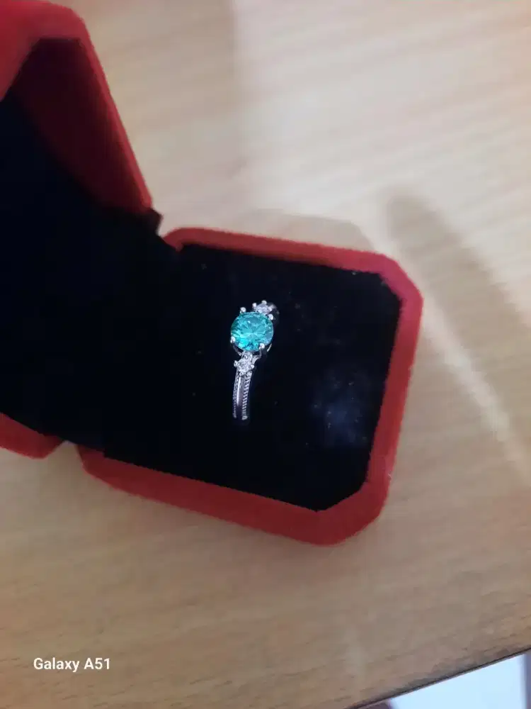CINCIN BERMATA ZAMRUT HIJAU KEBIRUAN