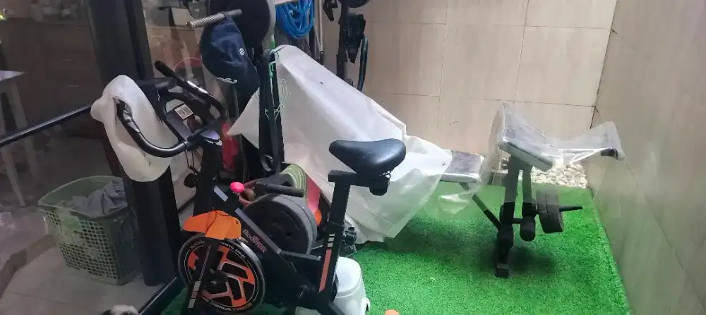Alat fitness dan sepeda statis
