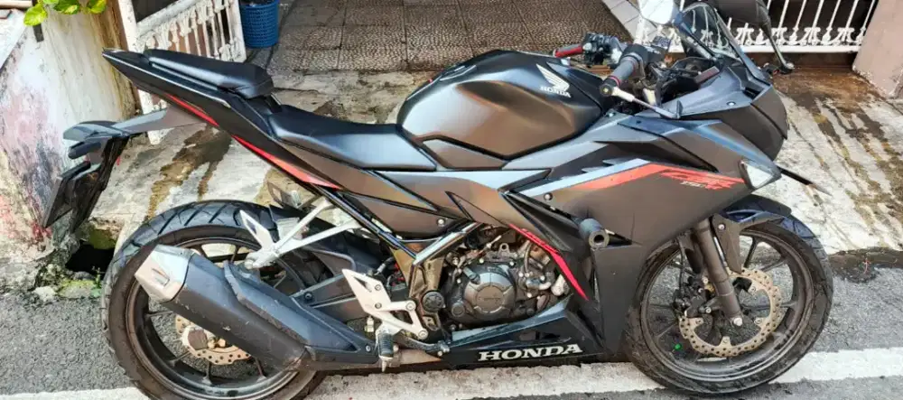 Honda CBR hitam