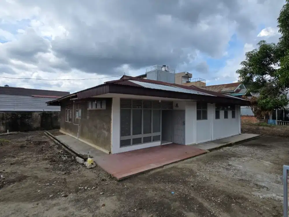 RUMAH BULATAN DENGAN PARKIRAN SANGAT LUAS TENGAH KOTA DAN SEMI FURNISHED LOKASI DI JLANA KUNATAN PEKANBARU